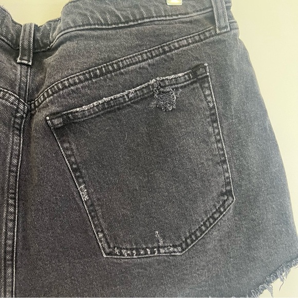 Women's Black Denim Mom Shorts High Rise - Picture 5 of 5